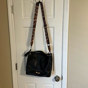 Black Wrangler Purse with a Crossbody Strap and Shoulder Strap